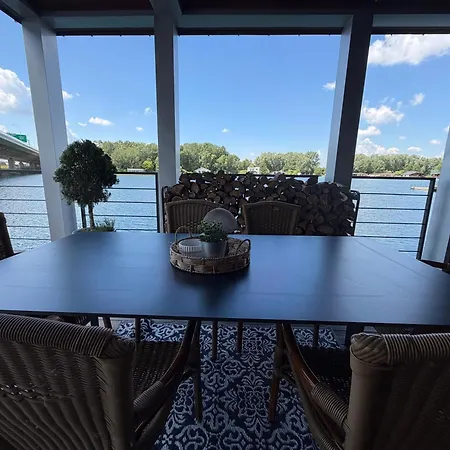Brand New, Wifi, Ac, Sundeck, Wide View, Bbq * 브라티슬라바